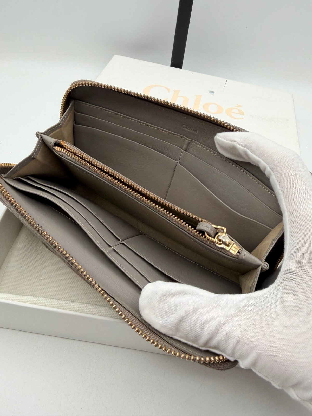 Pre-Owned CHLOE Gray Leather Bow Zip Around Wallet