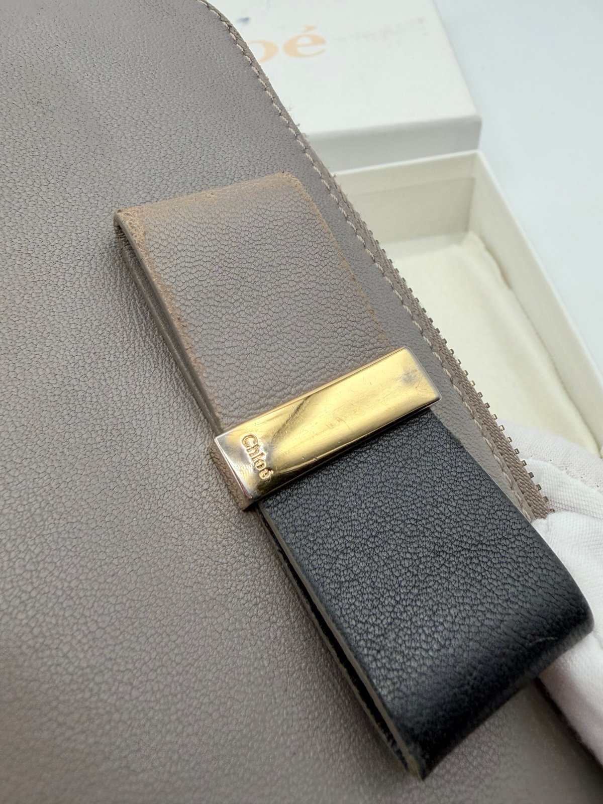 Pre-Owned CHLOE Gray Leather Bow Zip Around Wallet
