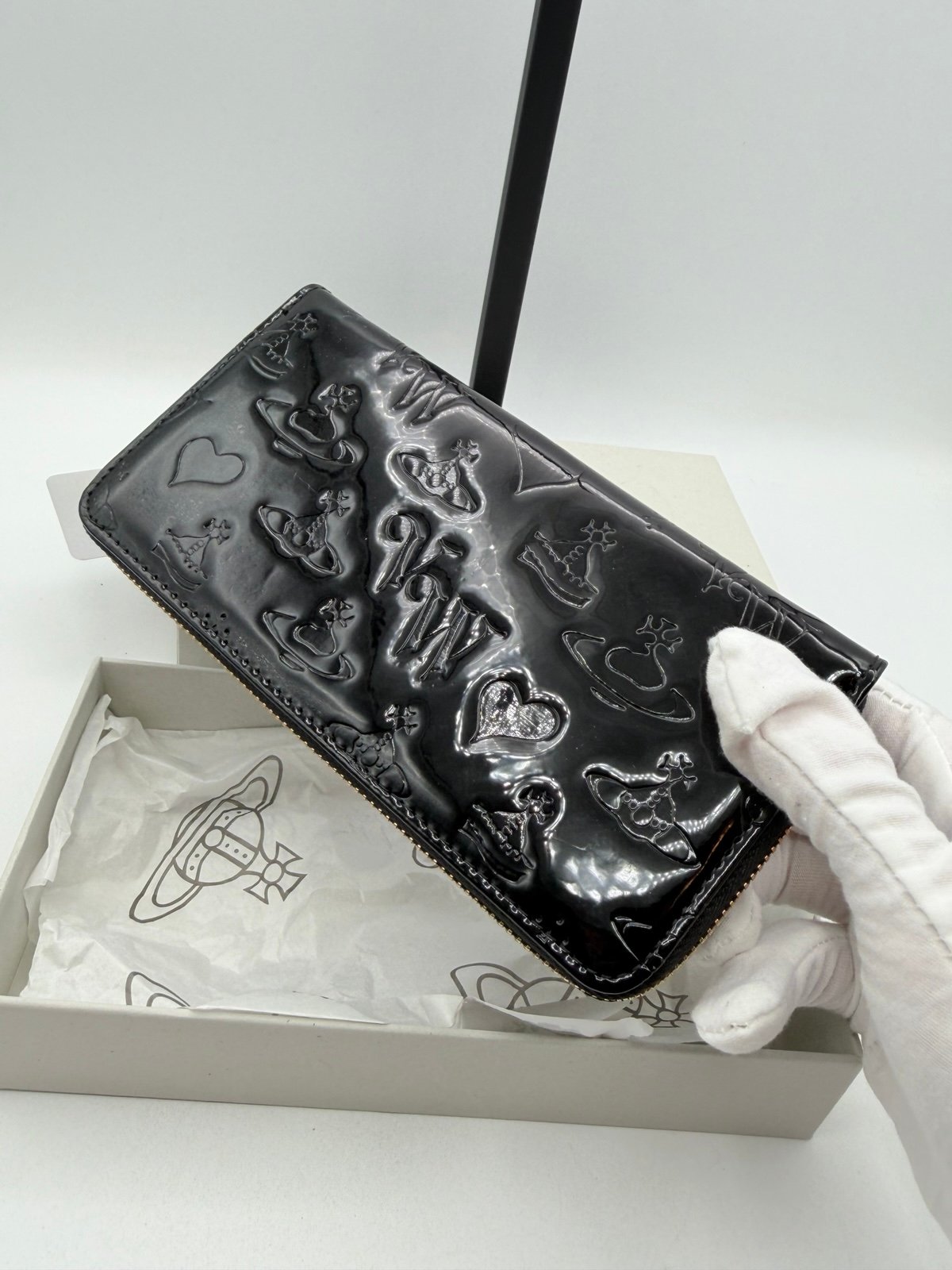 Pre-Owned Vivienne Westwood Black Patent Orb Logo Zip Around Wallet