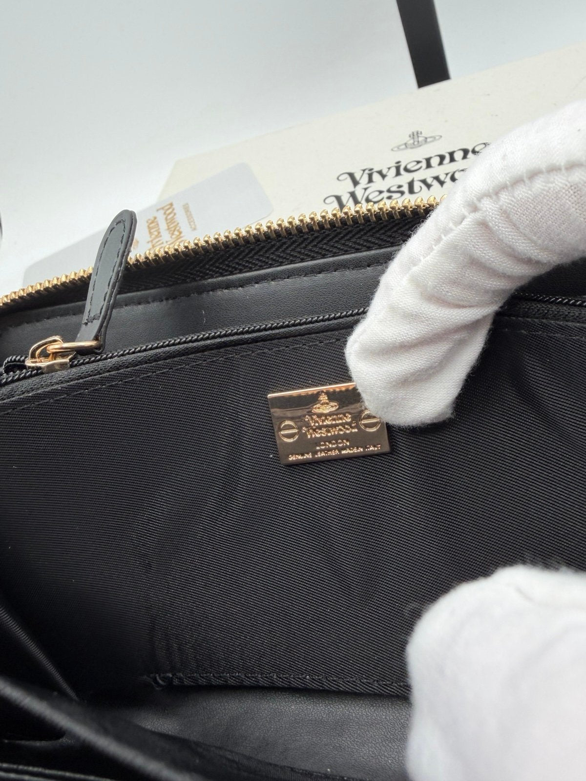 Pre-Owned Vivienne Westwood Black Patent Orb Logo Zip Around Wallet