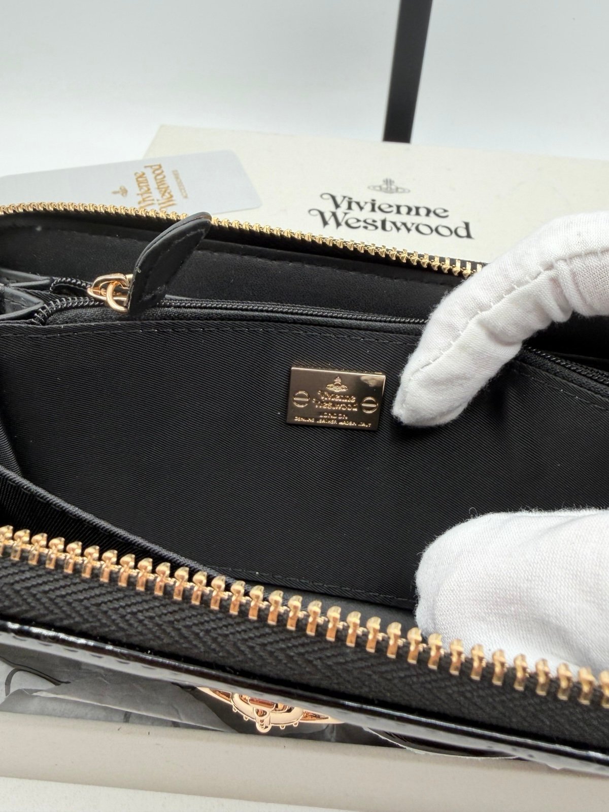 Pre-Owned Vivienne Westwood Black Patent Orb Logo Zip Around Wallet