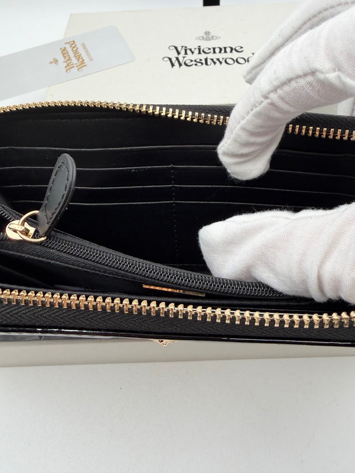 Pre-Owned Vivienne Westwood Black Patent Orb Logo Zip Around Wallet