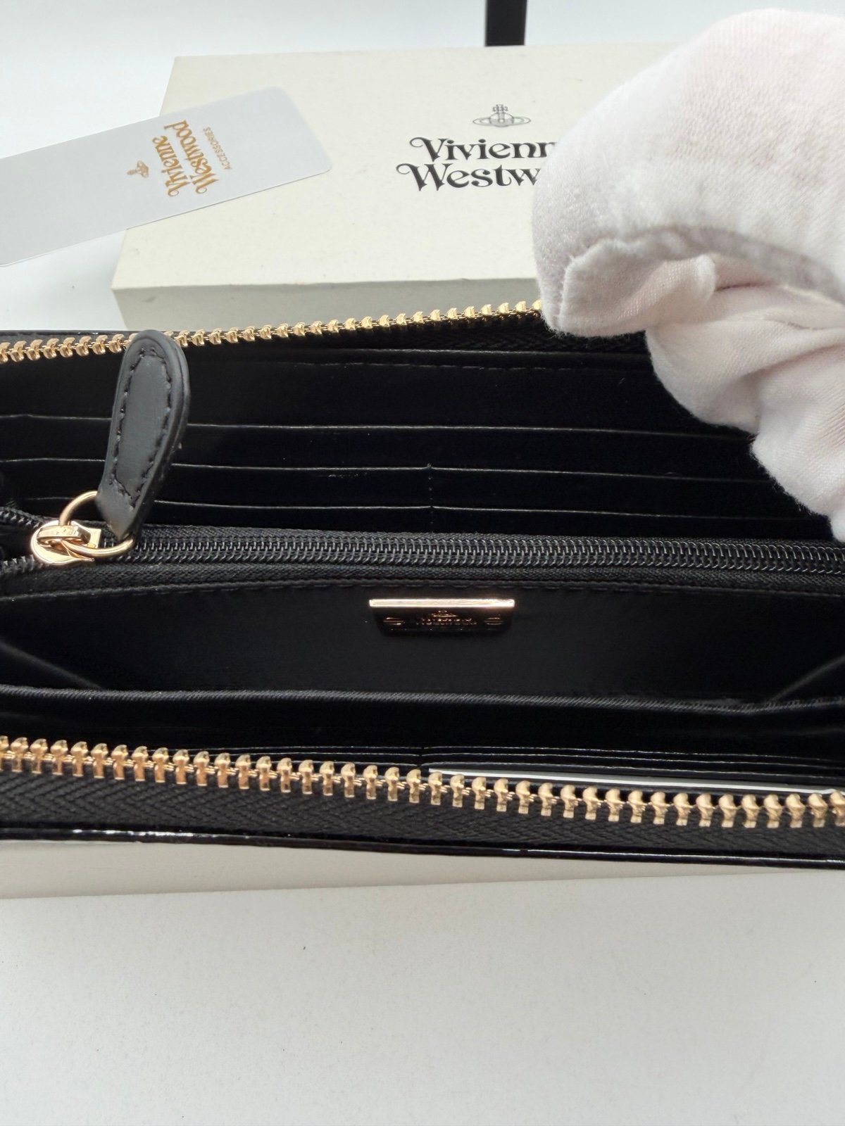 Pre-Owned Vivienne Westwood Black Patent Orb Logo Zip Around Wallet