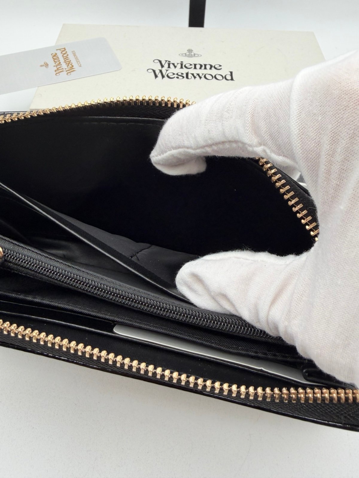 Pre-Owned Vivienne Westwood Black Patent Orb Logo Zip Around Wallet