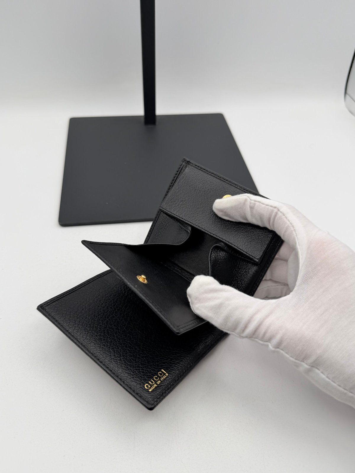 Pre-Owned Gucci Black Leather Bi-Fold Wallet w Coin Pocket
