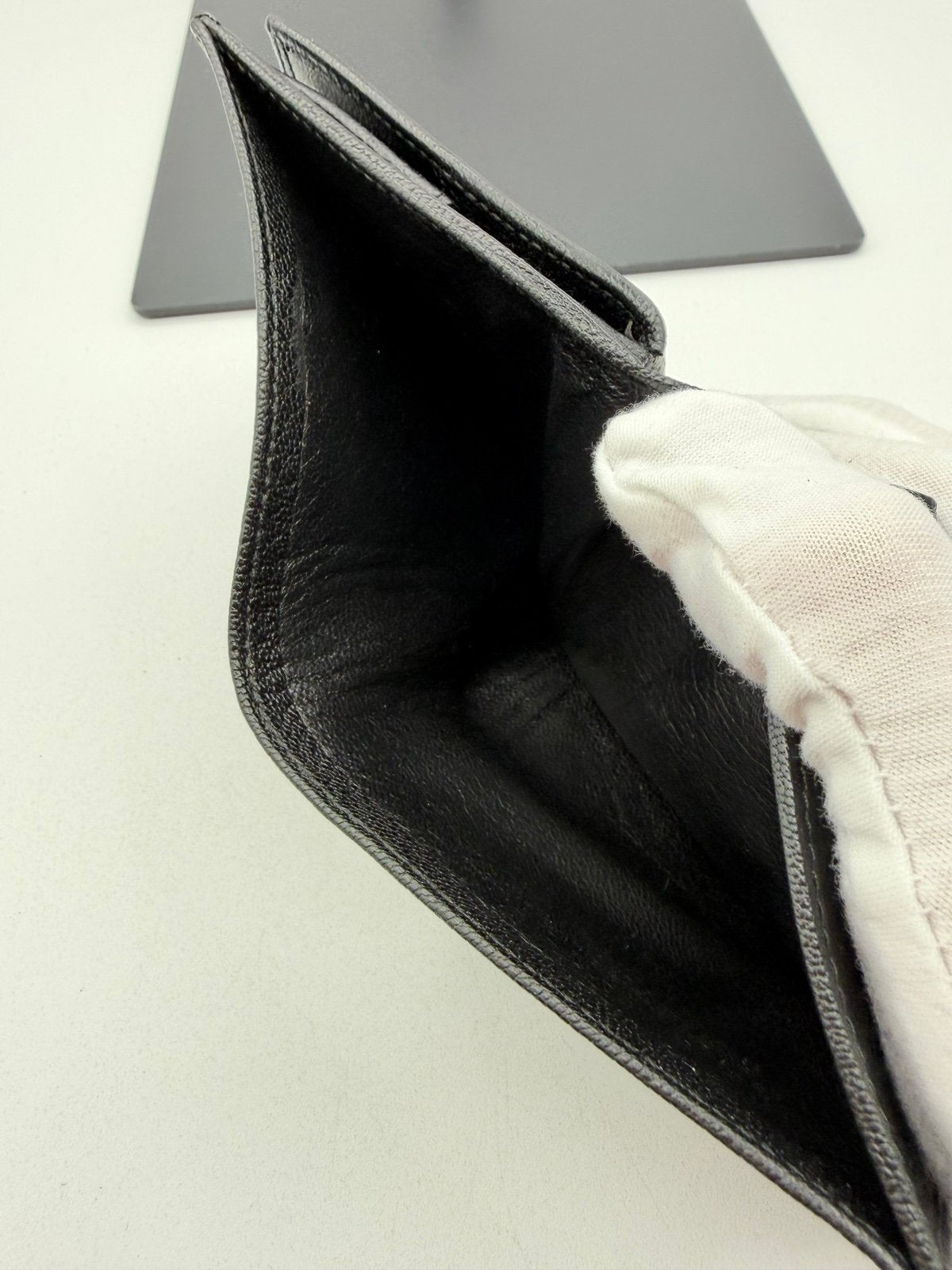 Pre-Owned Gucci Black Leather Bi-Fold Wallet w Coin Pocket