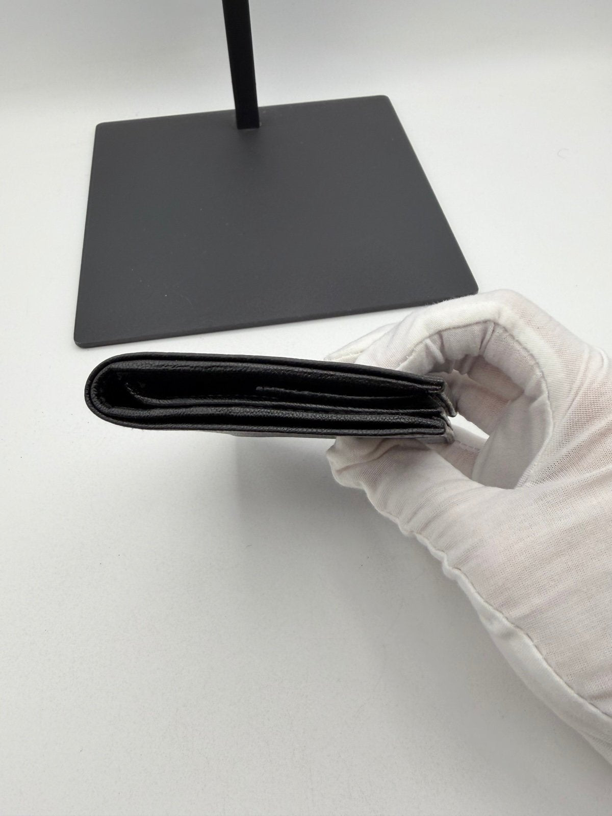 Pre-Owned Gucci Black Leather Bi-Fold Wallet w Coin Pocket