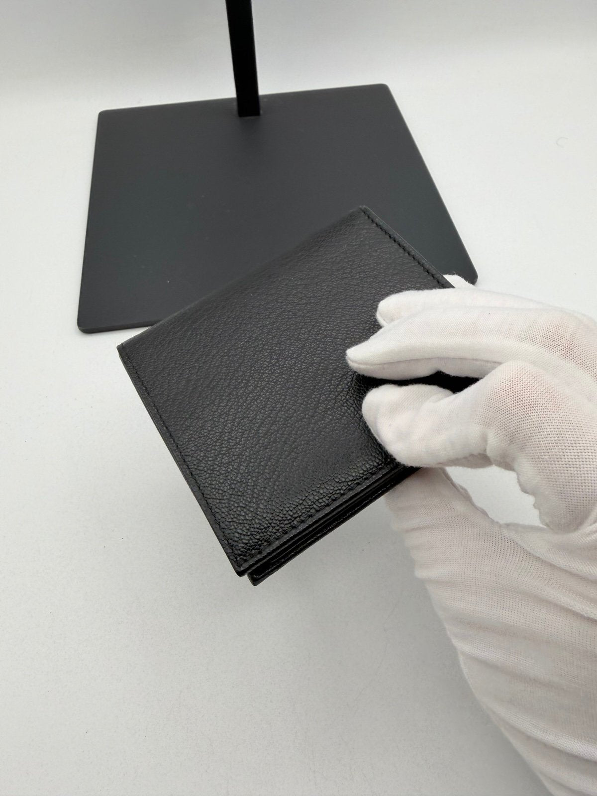 Pre-Owned Gucci Black Leather Bi-Fold Wallet w Coin Pocket