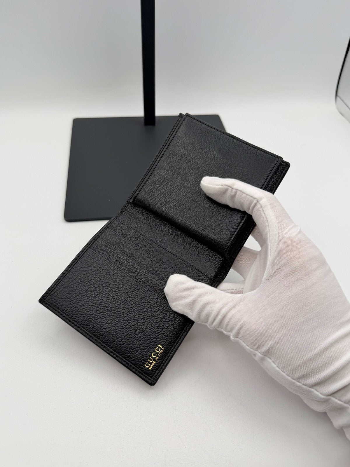 Pre-Owned Gucci Black Leather Bi-Fold Wallet w Coin Pocket