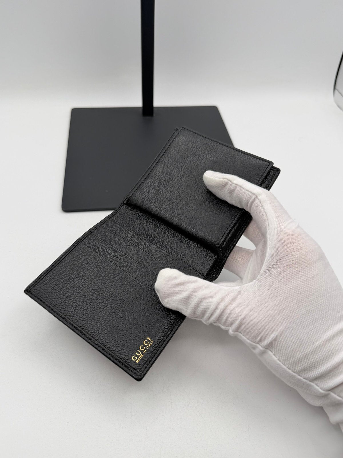 Pre-Owned Gucci Black Leather Bi-Fold Wallet w Coin Pocket