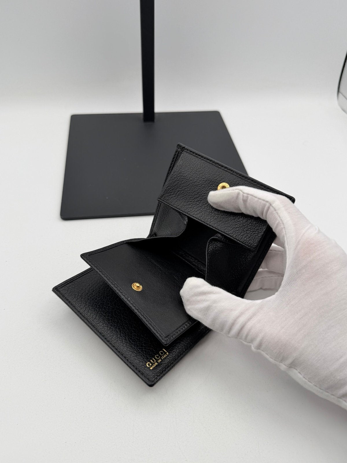 Pre-Owned Gucci Black Leather Bi-Fold Wallet w Coin Pocket
