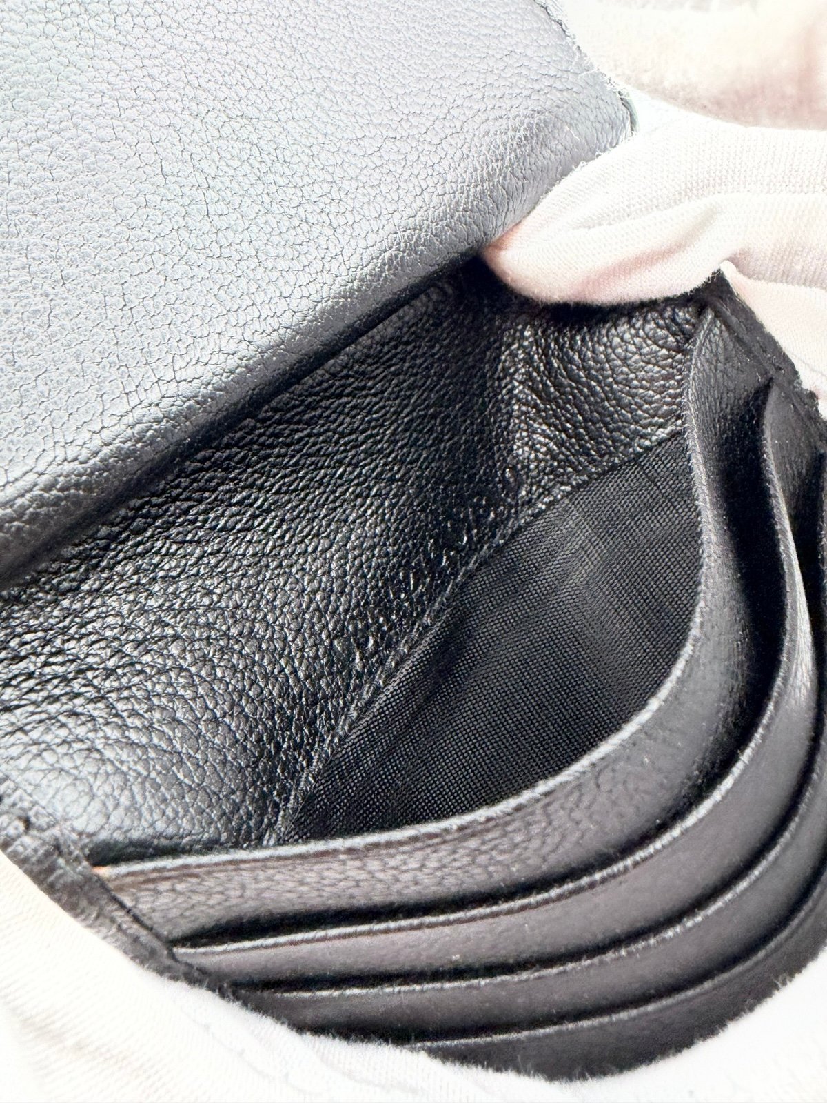 Pre-Owned Gucci Black Leather Bi-Fold Wallet w Coin Pocket