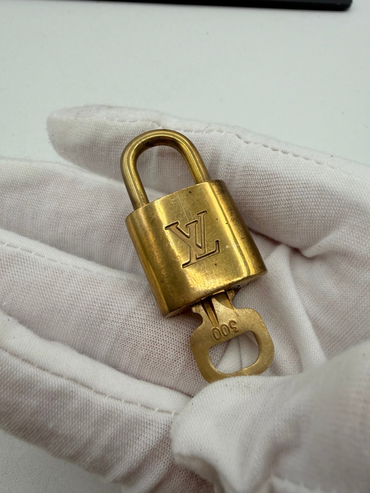 Pre-Owned Louis Vuitton Gold Pad Lock