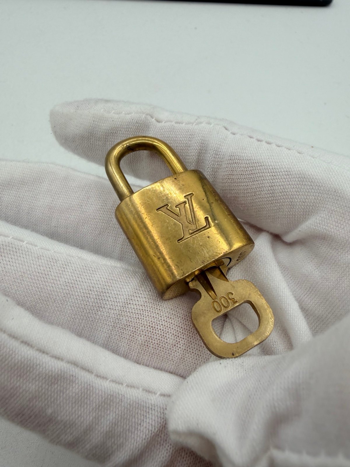 Pre-Owned Louis Vuitton Gold Pad Lock