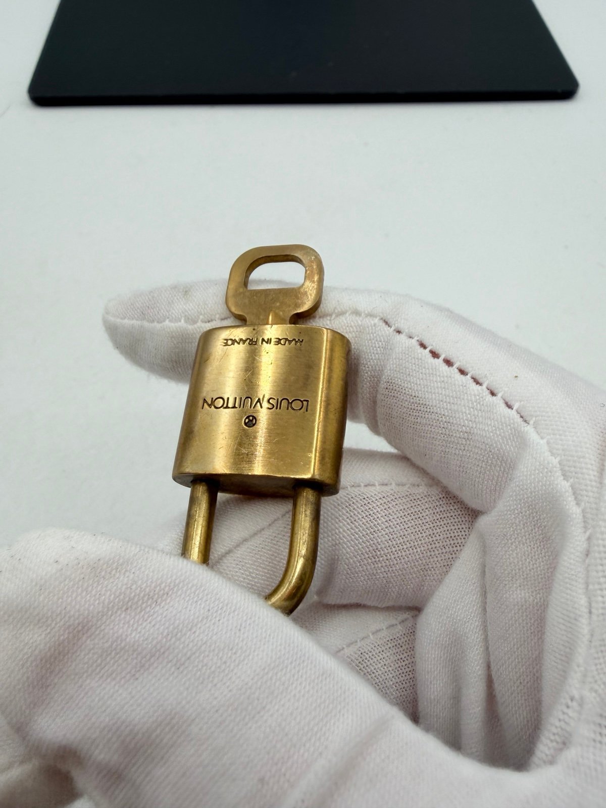 Pre-Owned Louis Vuitton Gold Pad Lock
