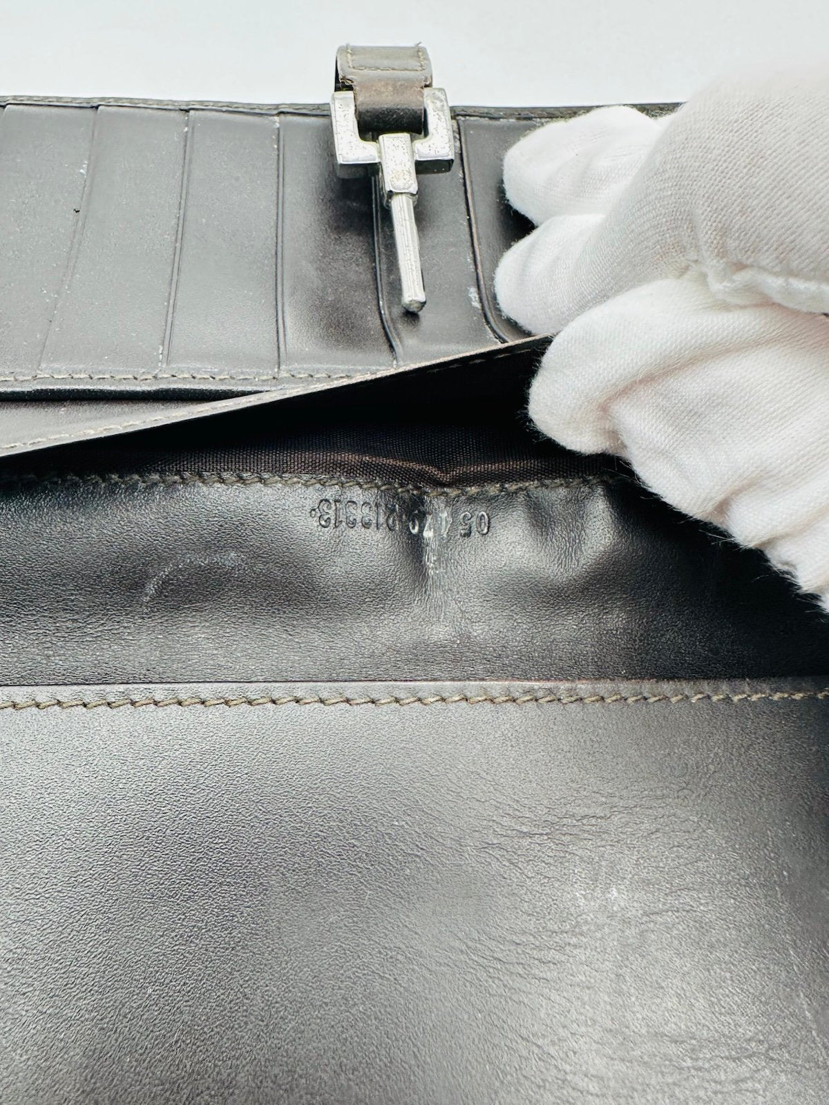 Pre-Owned Gucci Long Sherry Silver Clasp Wallet