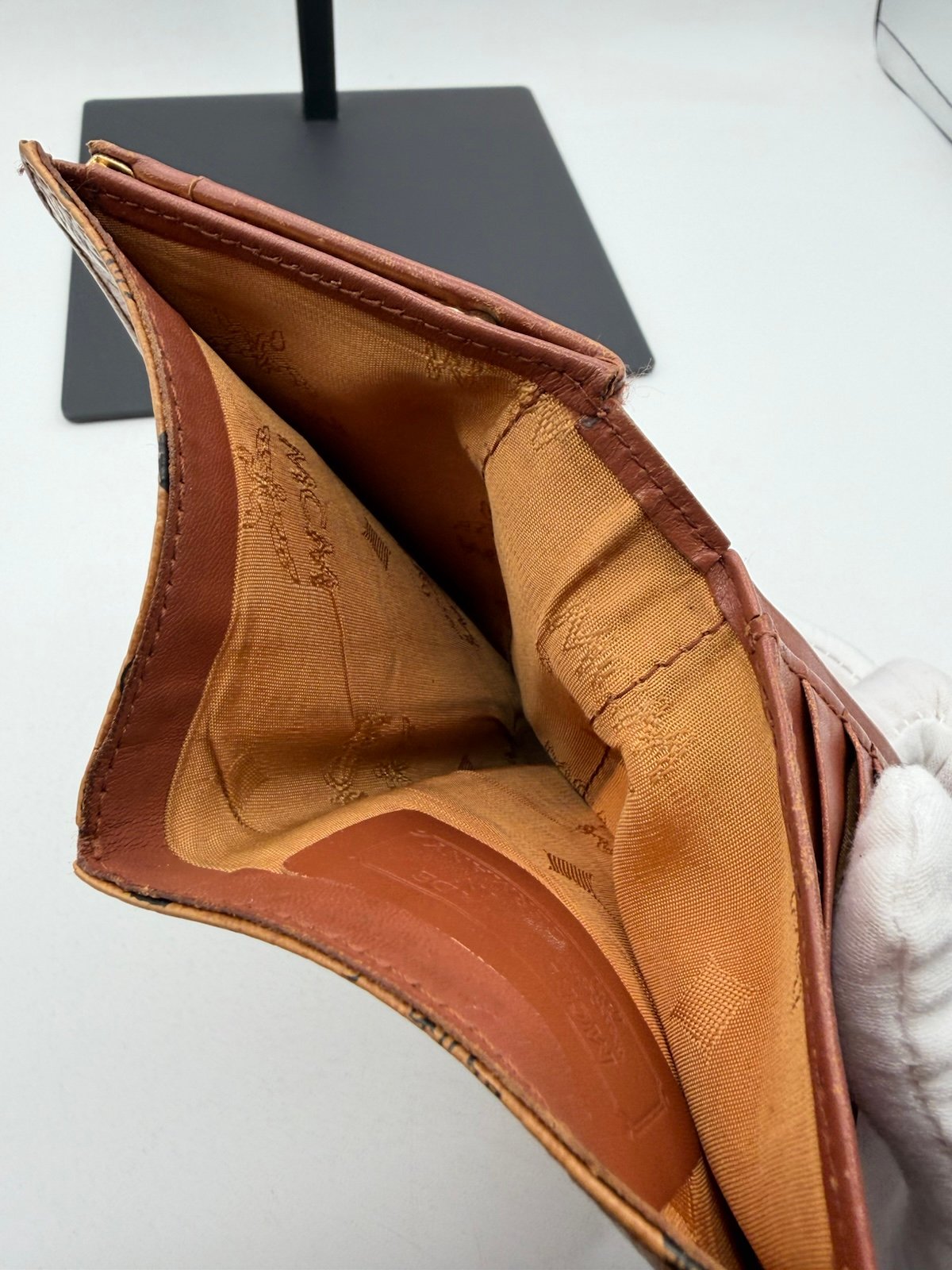 Pre-Owned MCM Leather Clasp Wallet