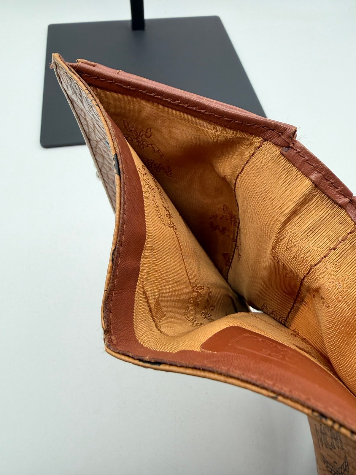 Pre-Owned MCM Leather Clasp Wallet