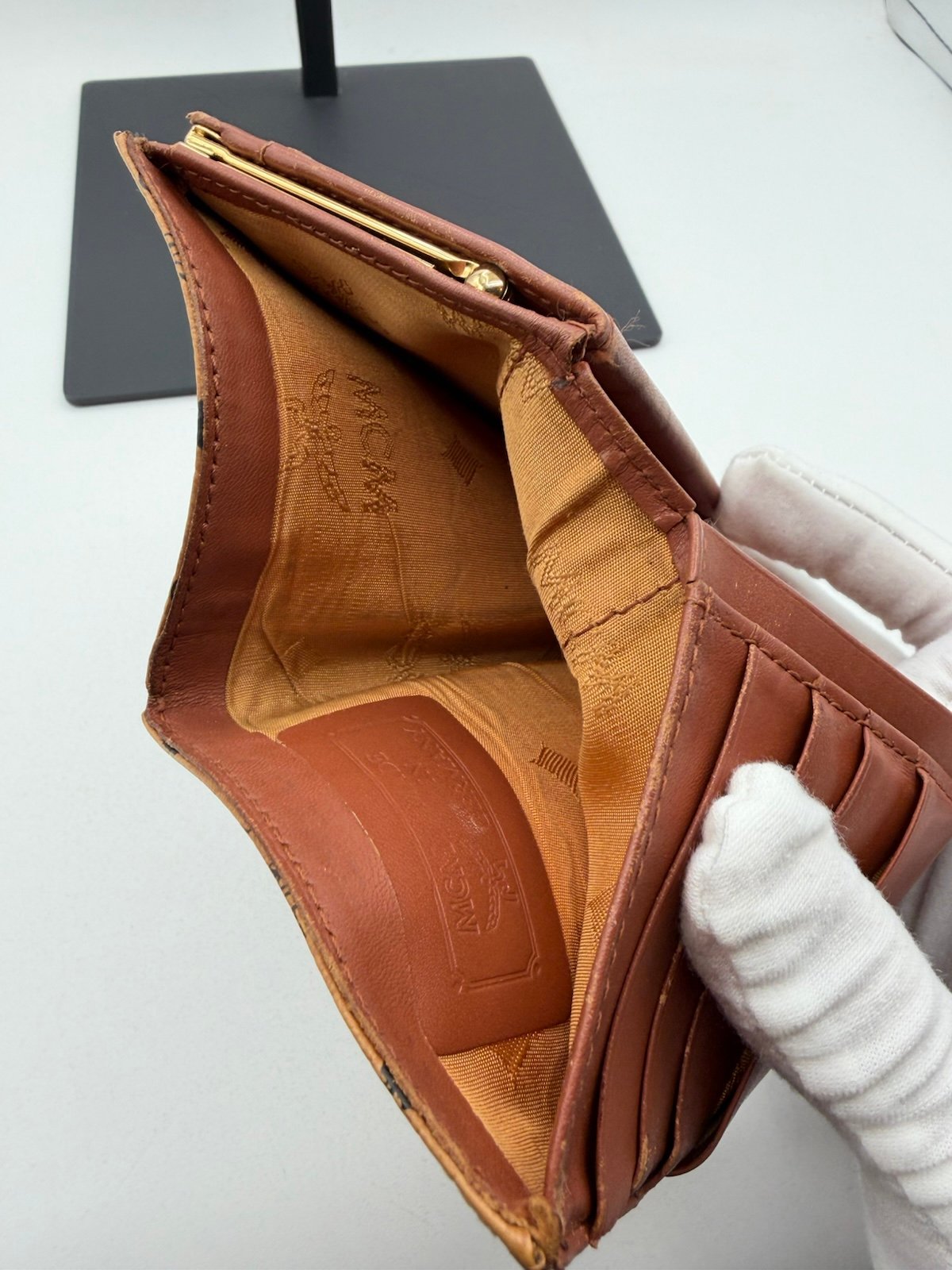 Pre-Owned MCM Leather Clasp Wallet