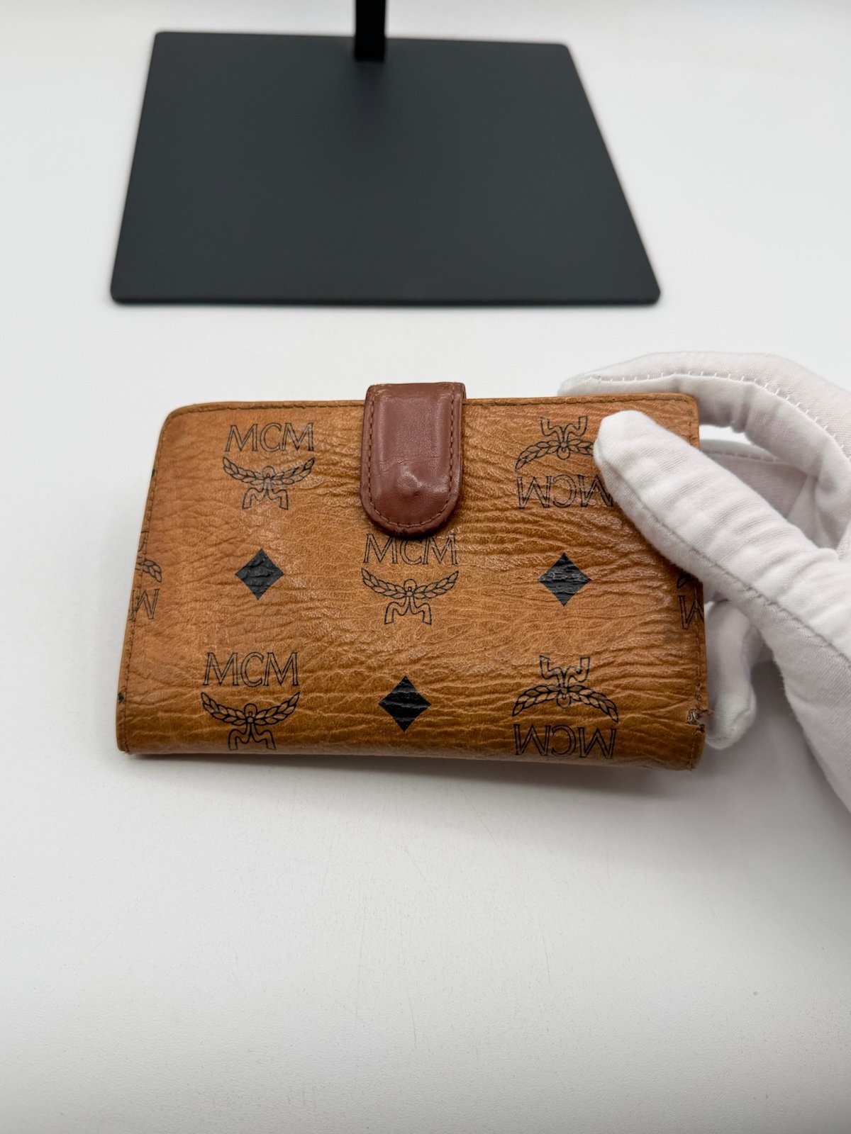 Pre-Owned MCM Leather Clasp Wallet