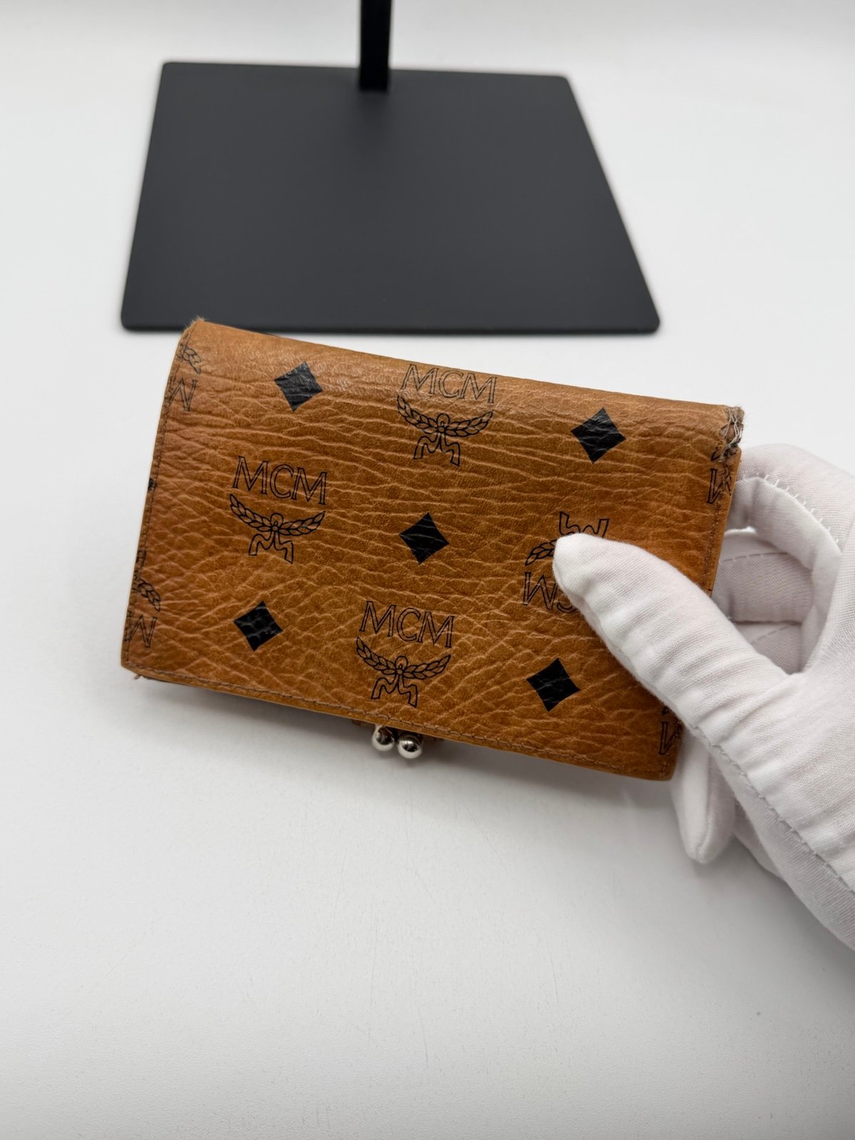 Pre-Owned MCM Leather Clasp Wallet