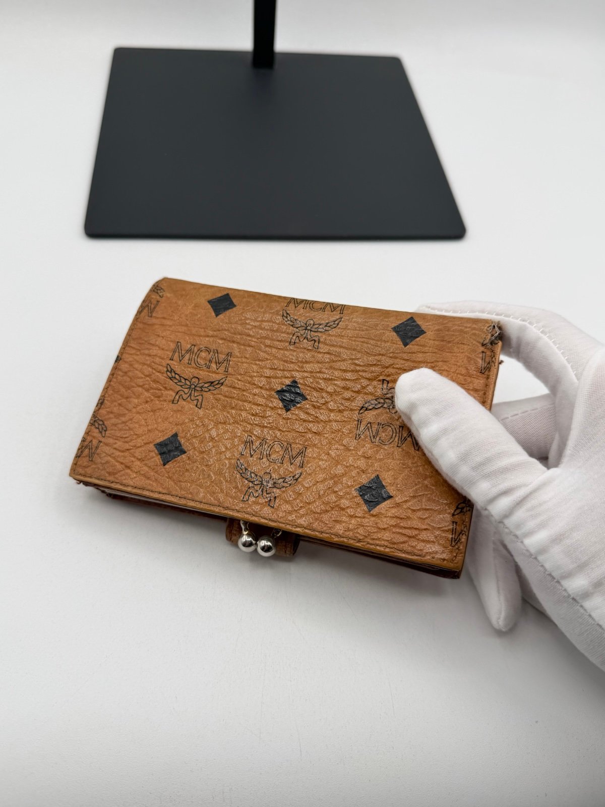 Pre-Owned MCM Leather Clasp Wallet