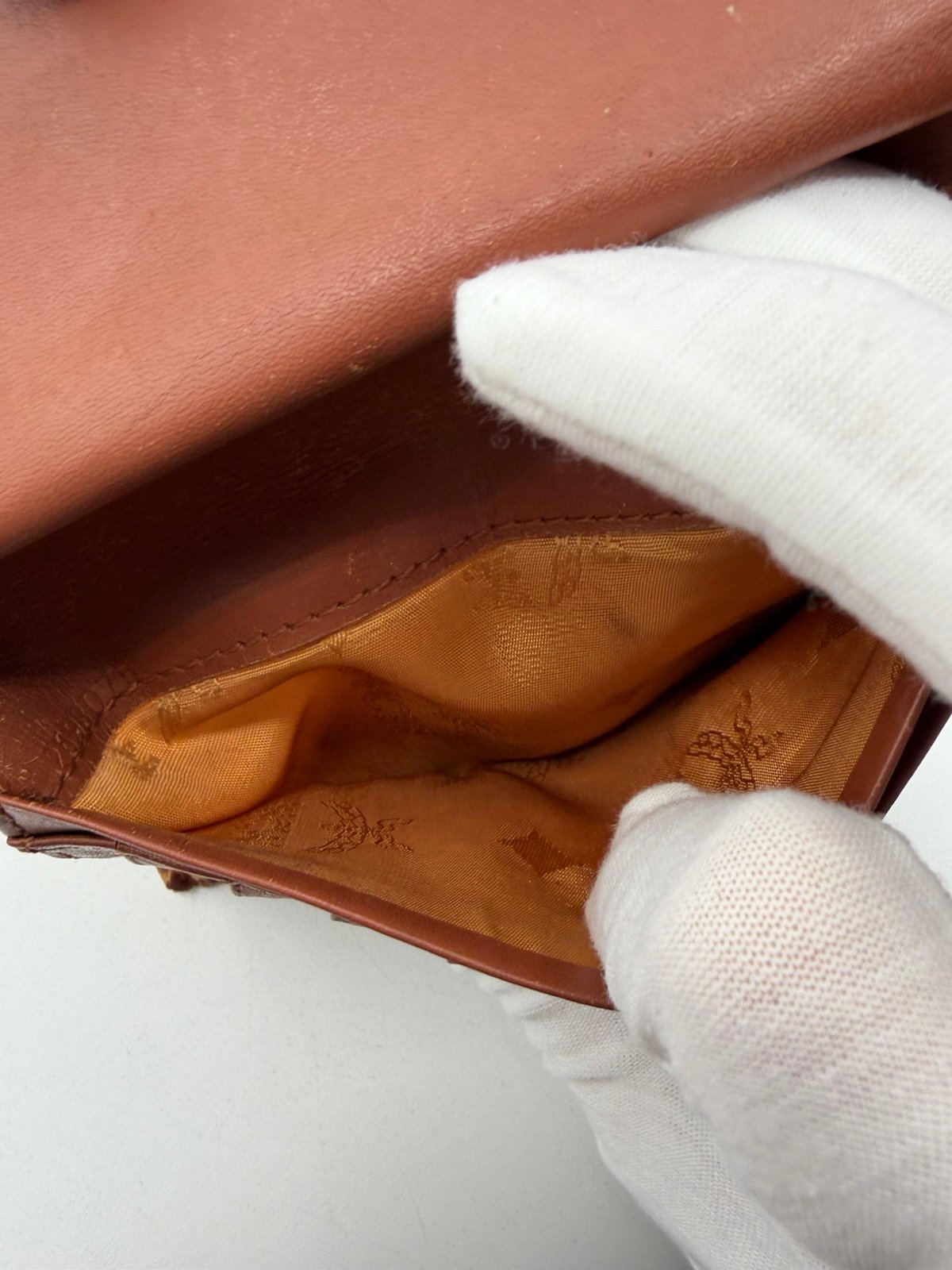 Pre-Owned MCM Leather Clasp Wallet