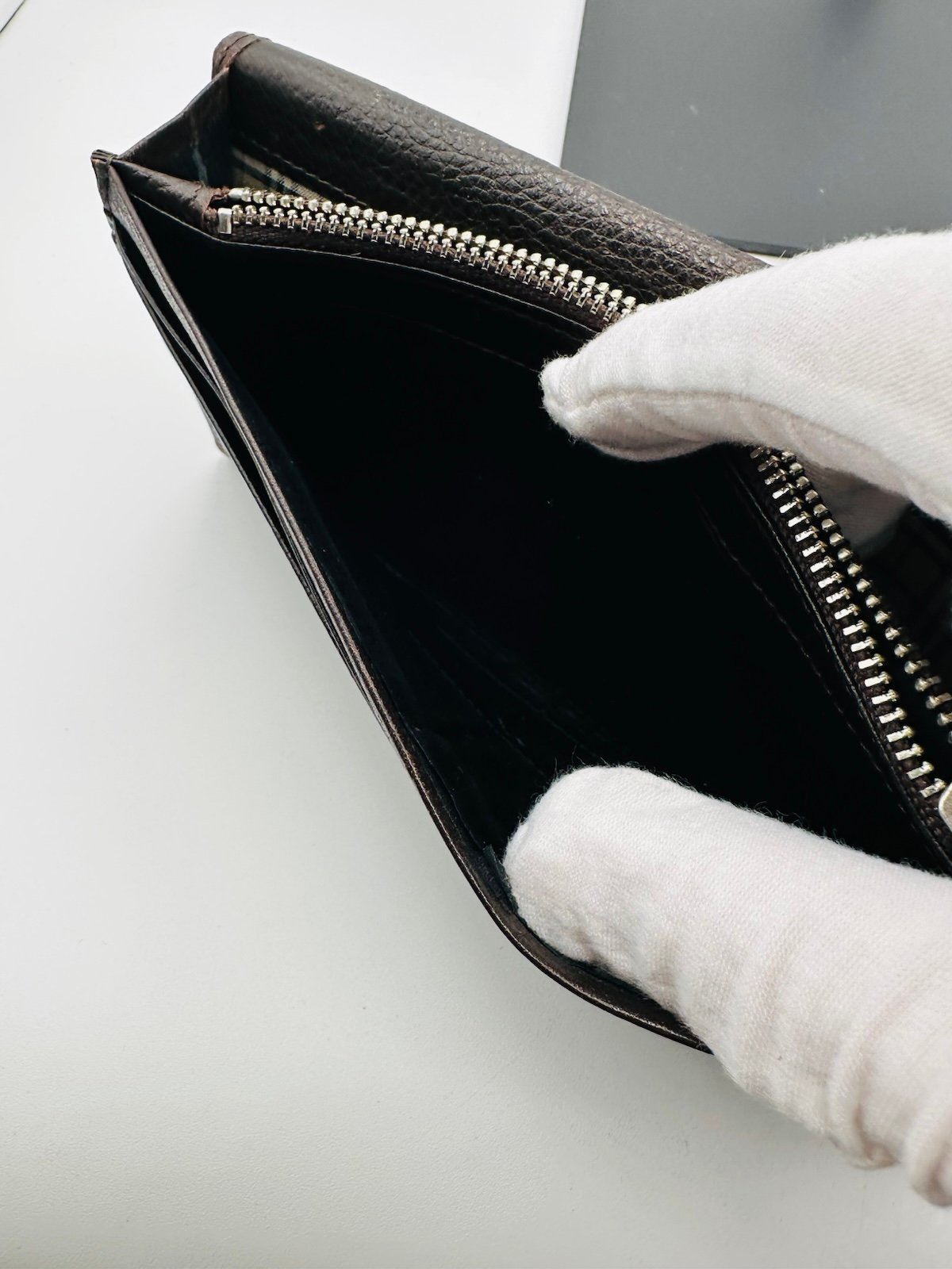 Pre-Owned Burberry Long Pebbled Leather Wallet