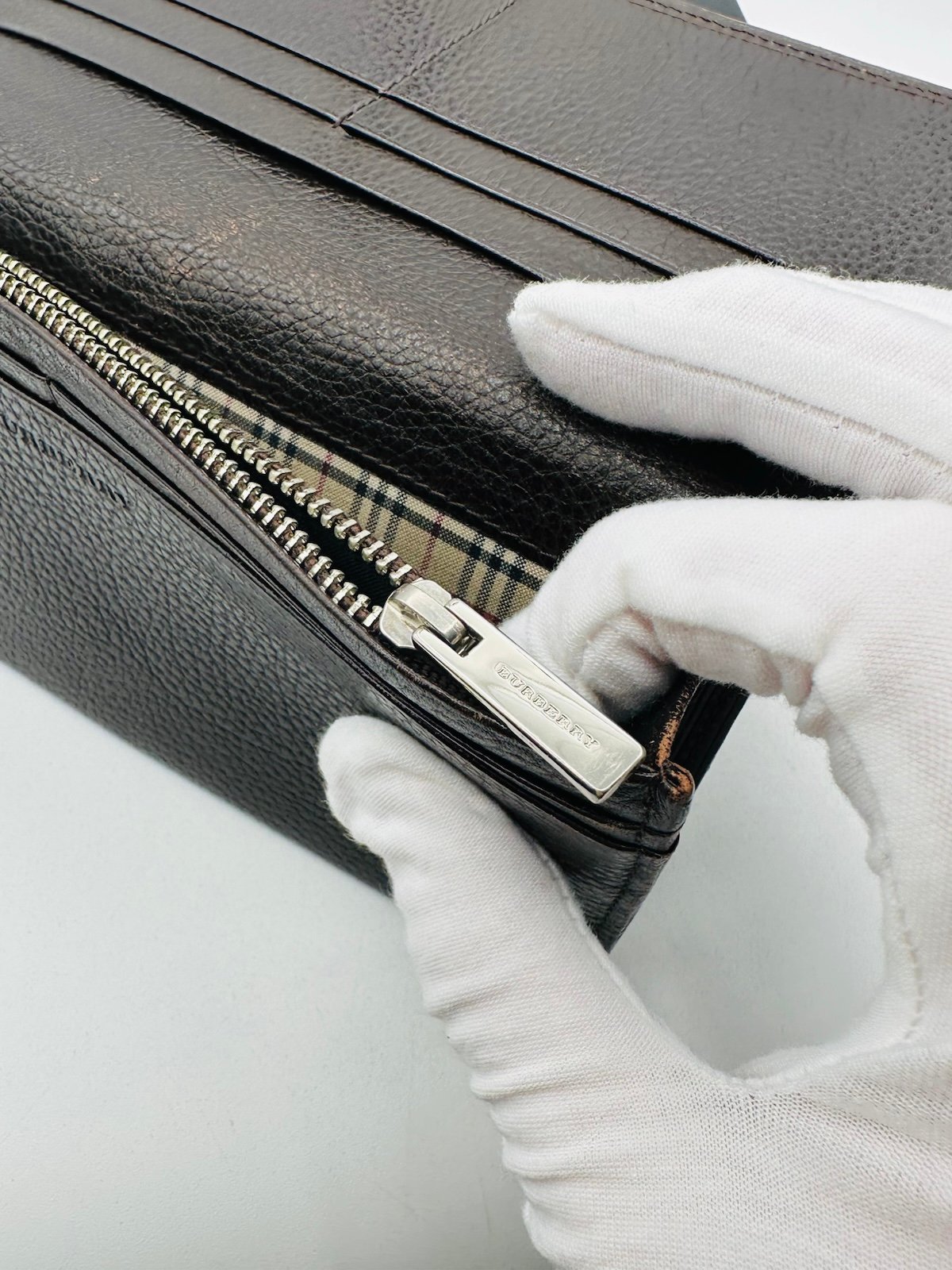 Pre-Owned Burberry Long Pebbled Leather Wallet