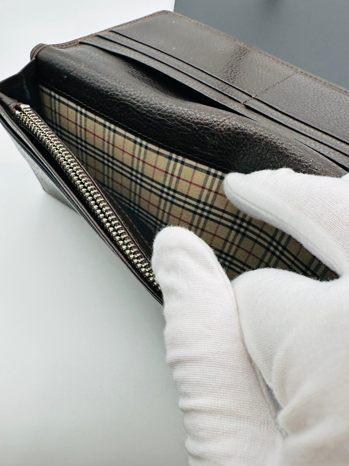 Pre-Owned Burberry Long Pebbled Leather Wallet