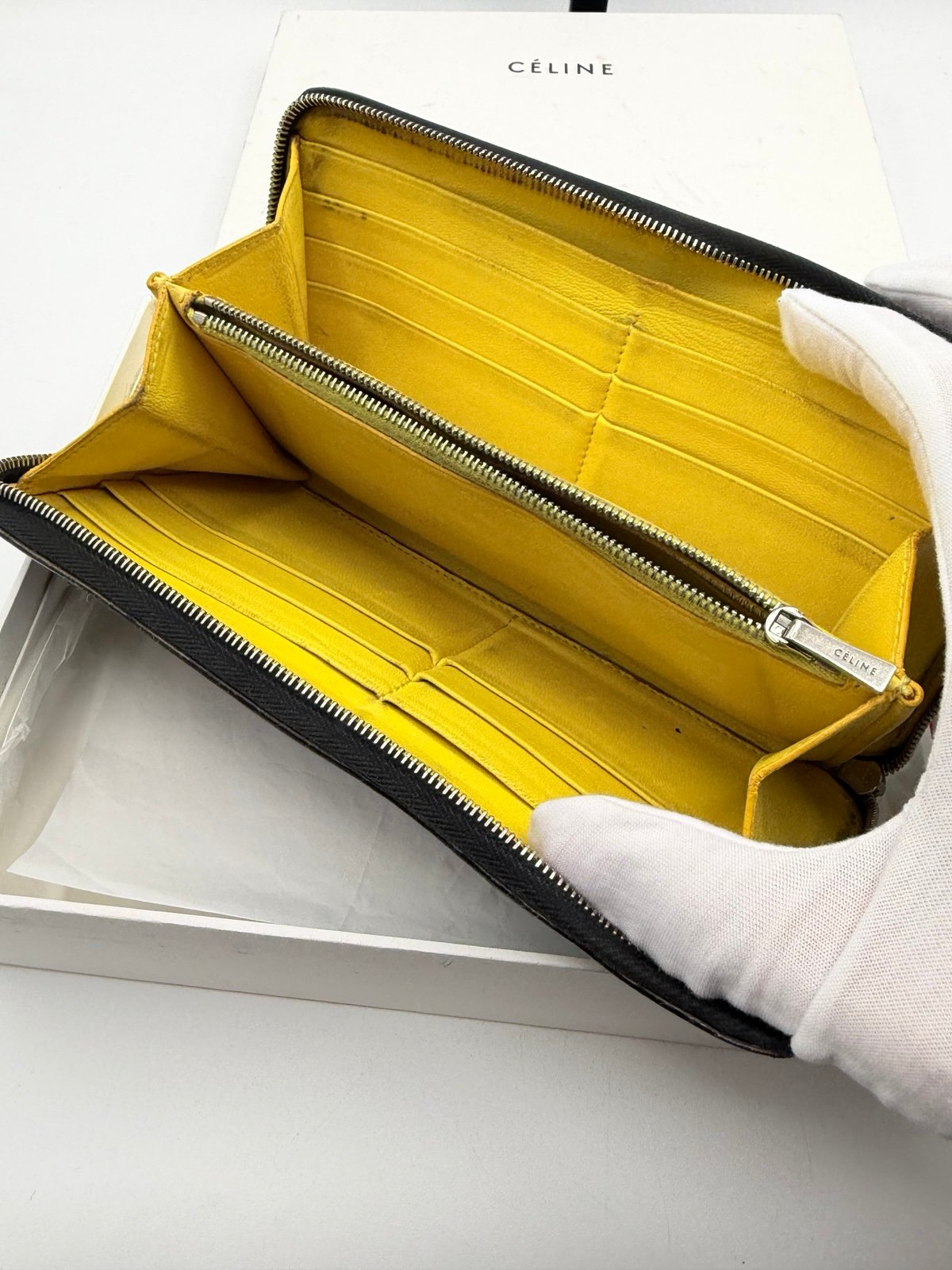 Pre-Owned Celine Leather Zip Around Wallet