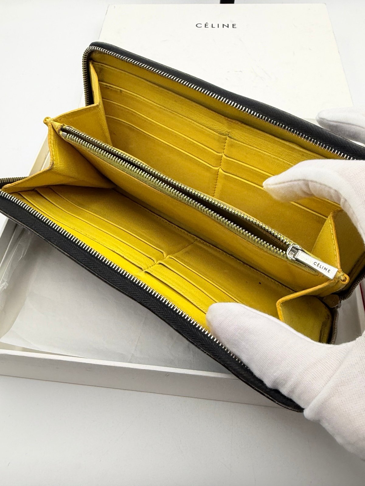 Pre-Owned Celine Leather Zip Around Wallet