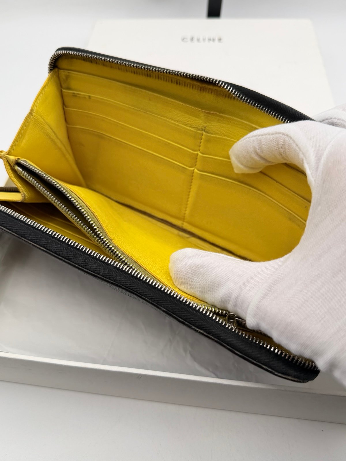 Pre-Owned Celine Leather Zip Around Wallet