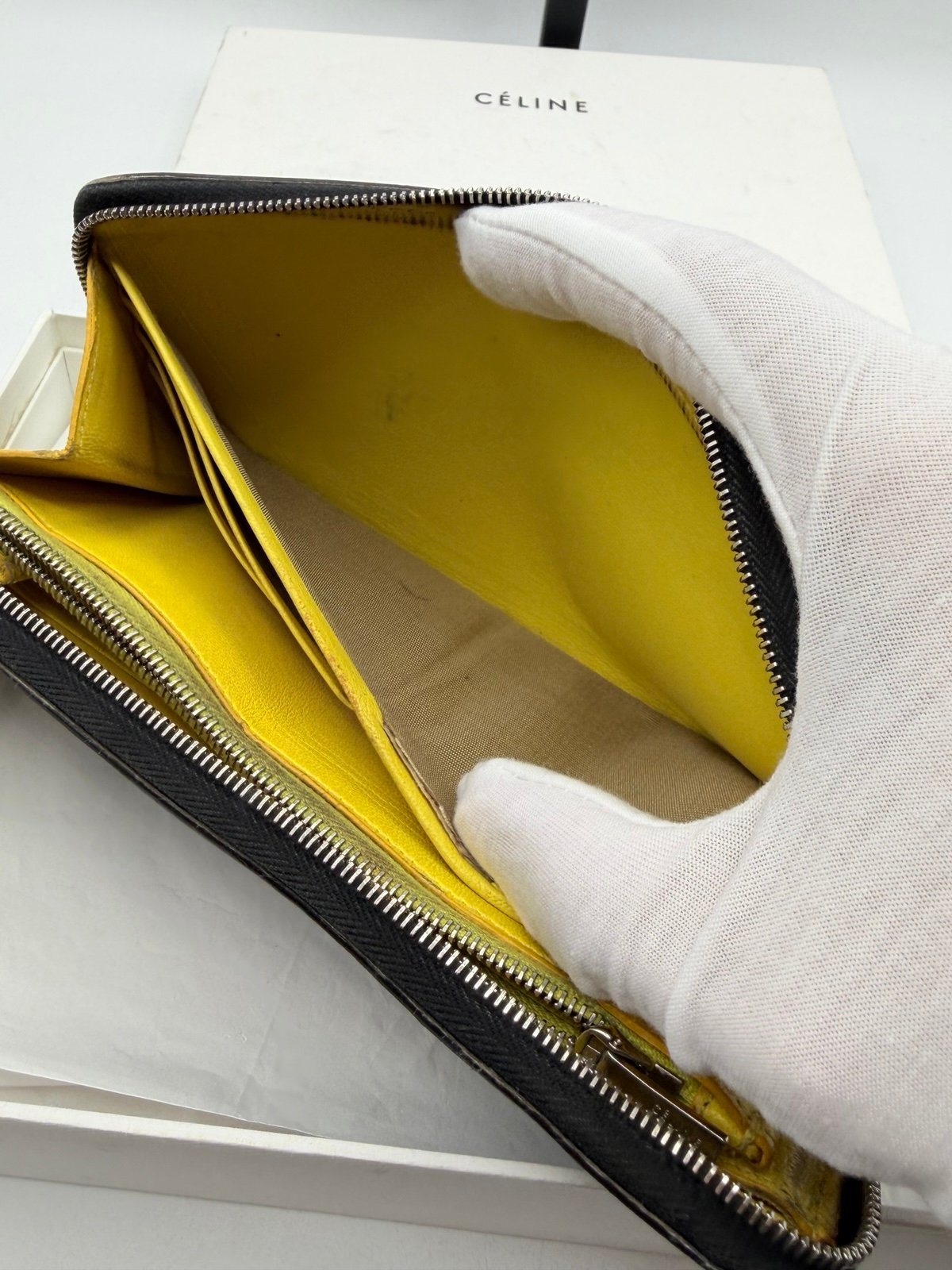Pre-Owned Celine Leather Zip Around Wallet