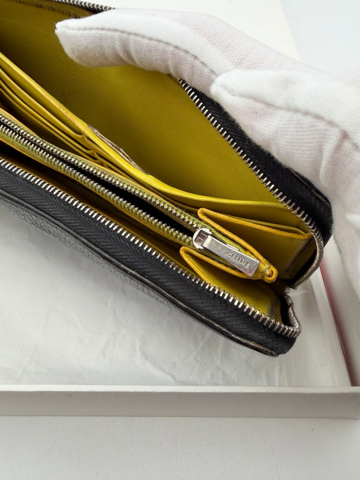 Pre-Owned Celine Leather Zip Around Wallet