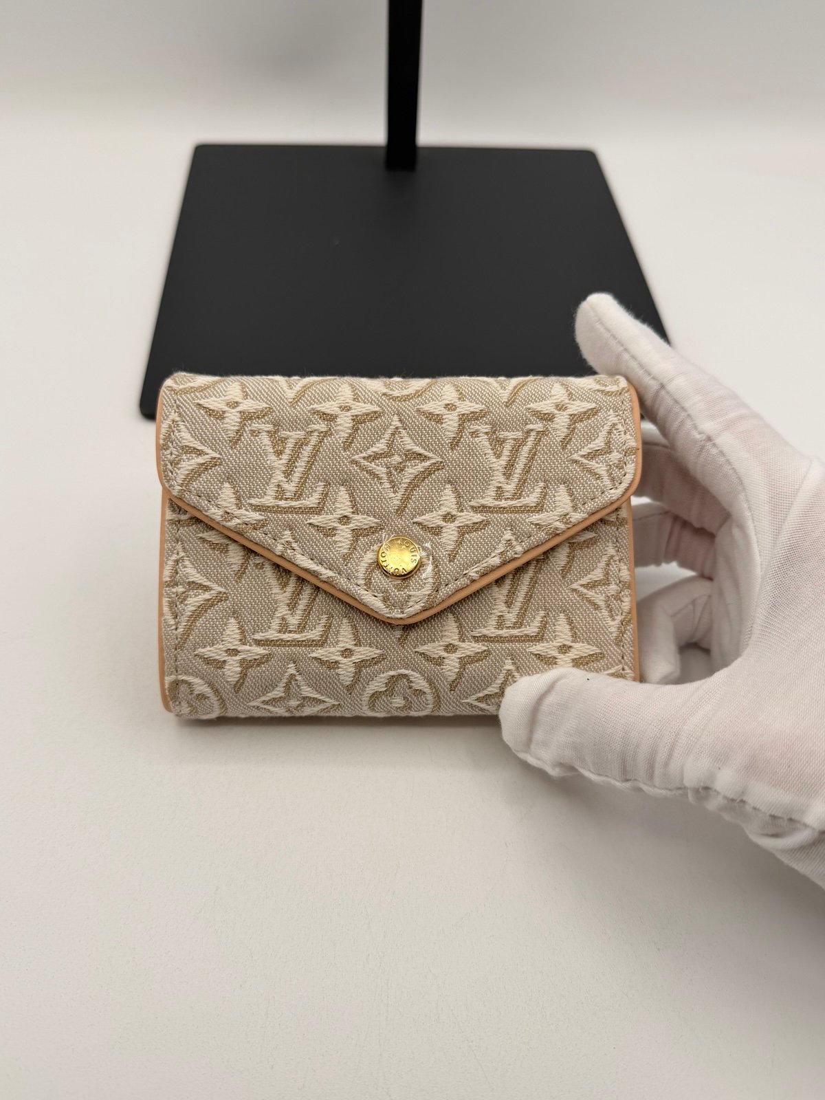 Pre-Owned Louis Vuitton Victorine Embleme Wallet