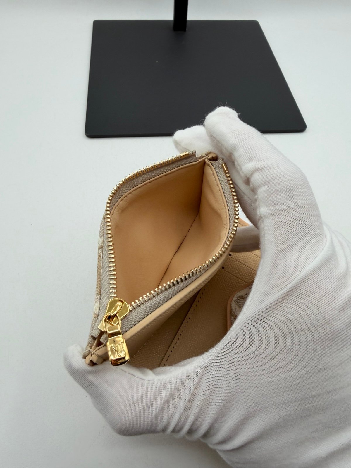 Pre-Owned Louis Vuitton Victorine Embleme Wallet