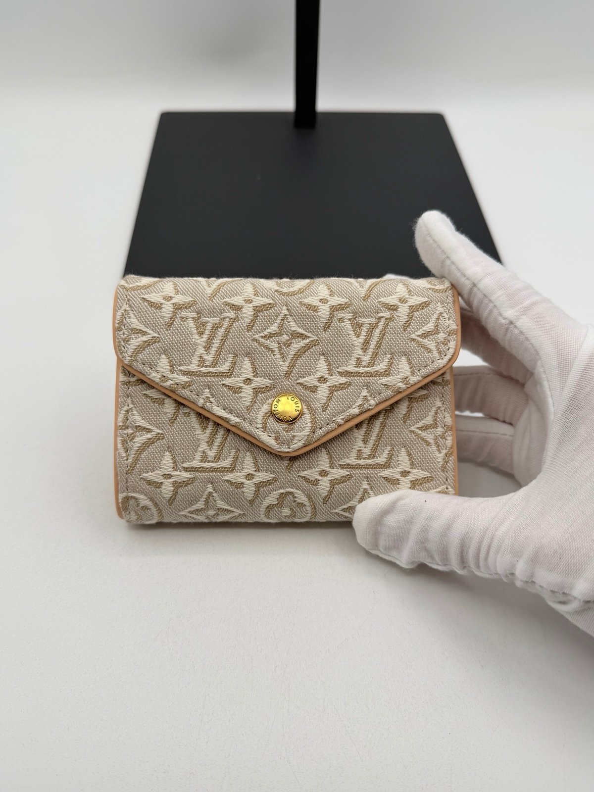 Pre-Owned Louis Vuitton Victorine Embleme Wallet