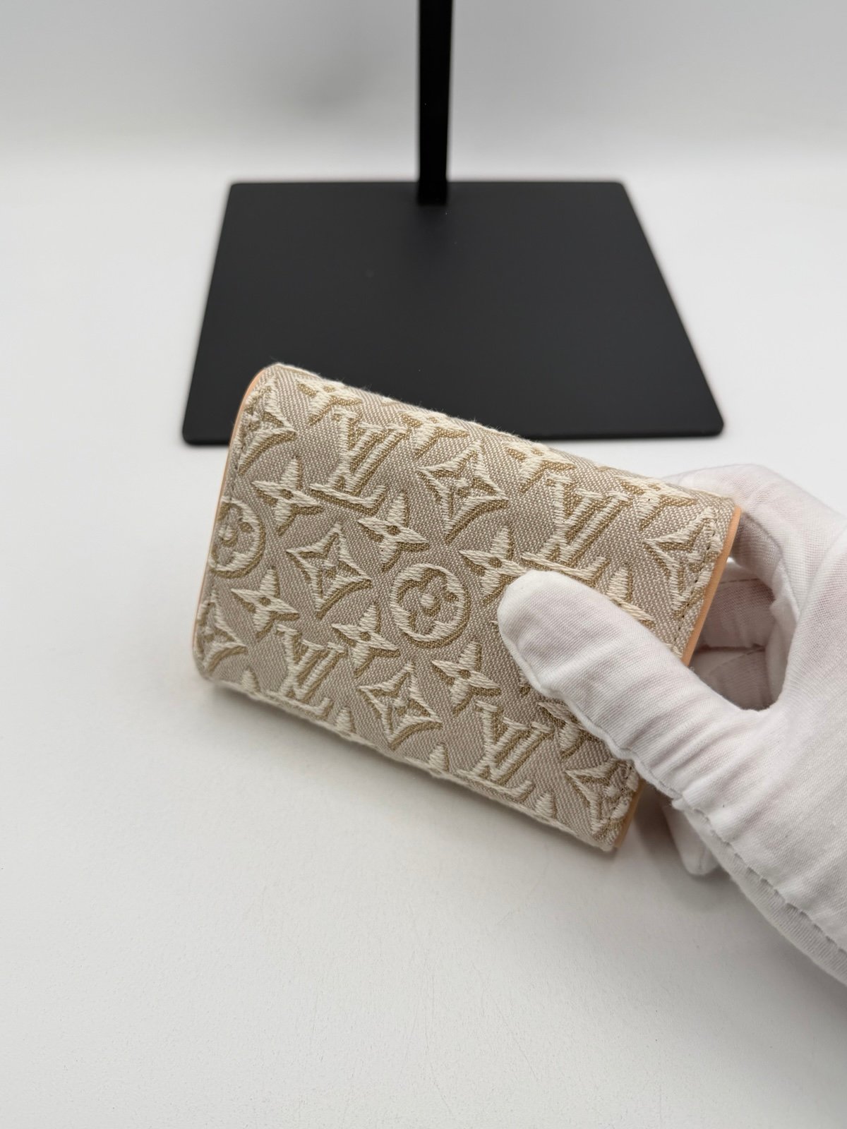 Pre-Owned Louis Vuitton Victorine Embleme Wallet