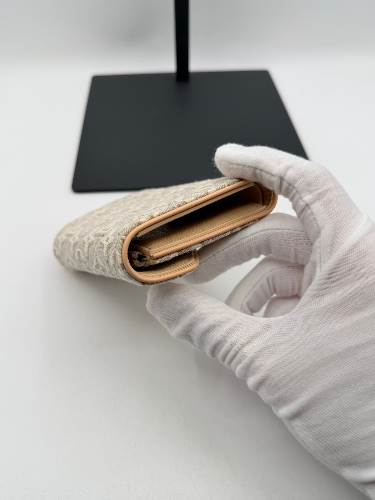 Pre-Owned Louis Vuitton Victorine Embleme Wallet