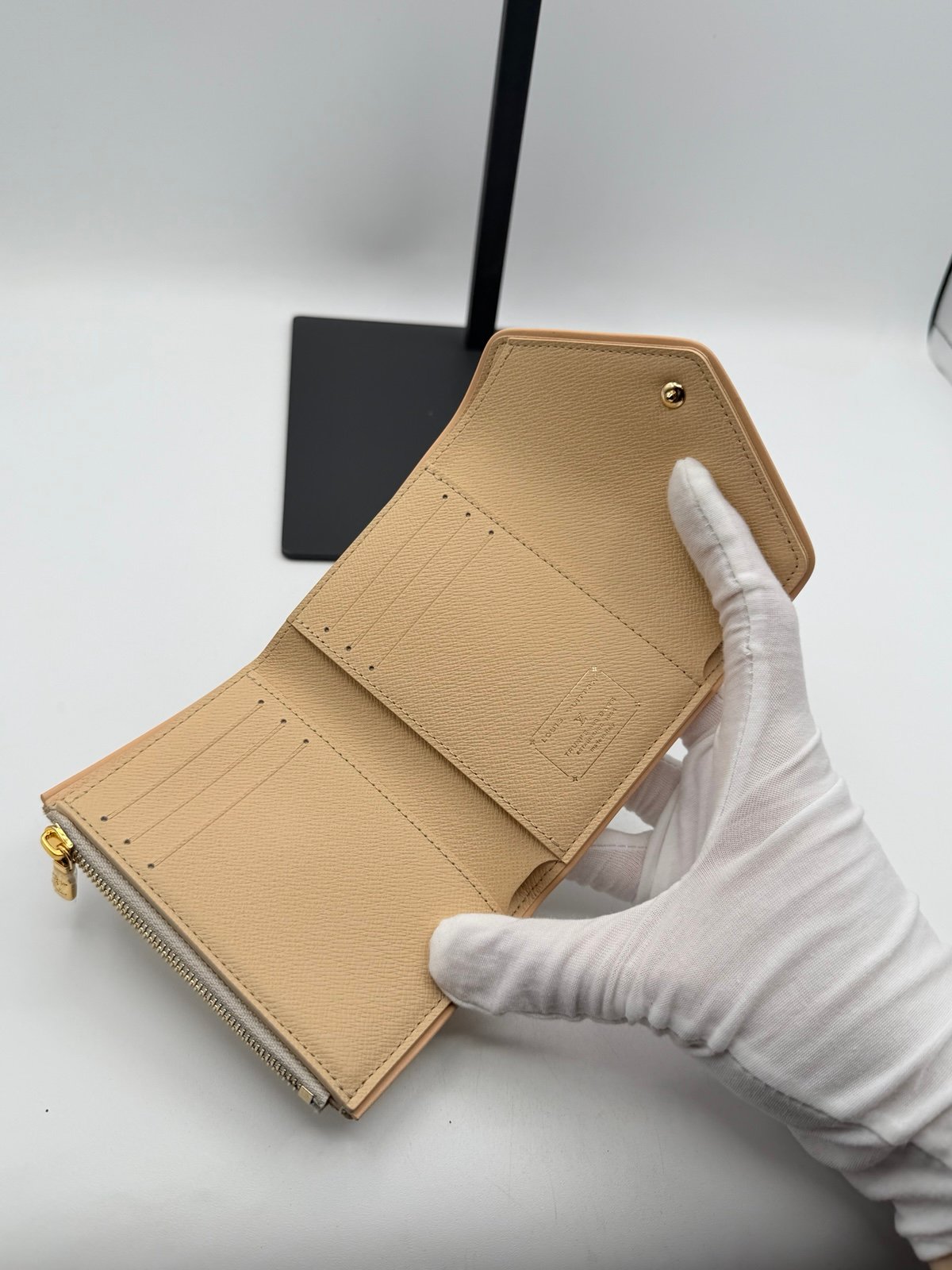 Pre-Owned Louis Vuitton Victorine Embleme Wallet