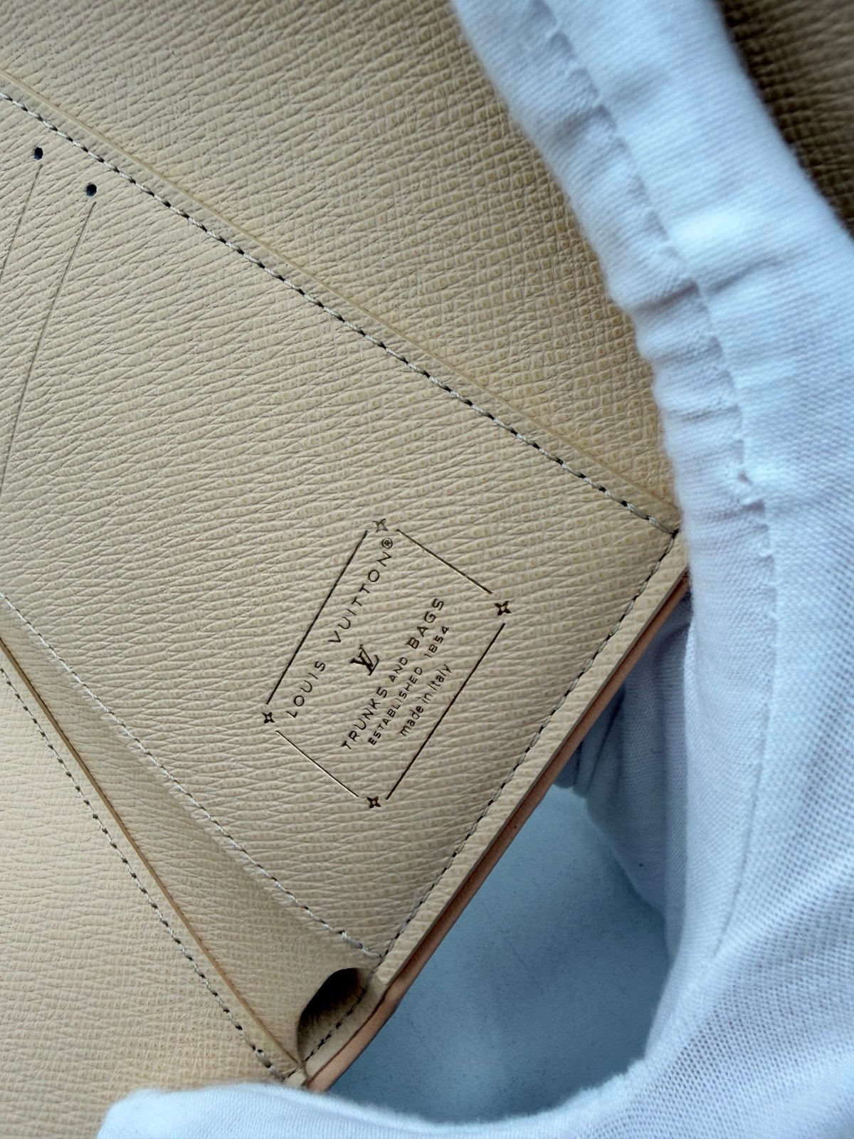 Pre-Owned Louis Vuitton Victorine Embleme Wallet