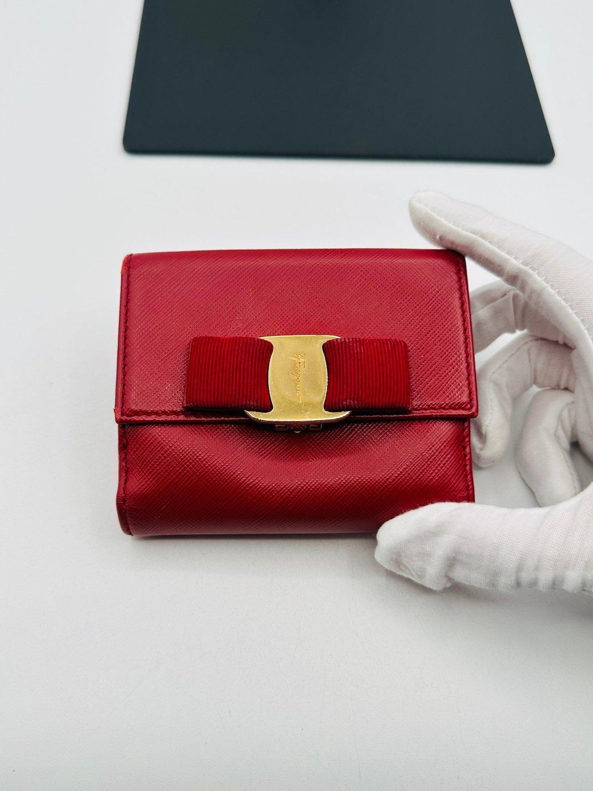 Pre-Owned Salvatore Ferragamo Gold Clasp Wallet