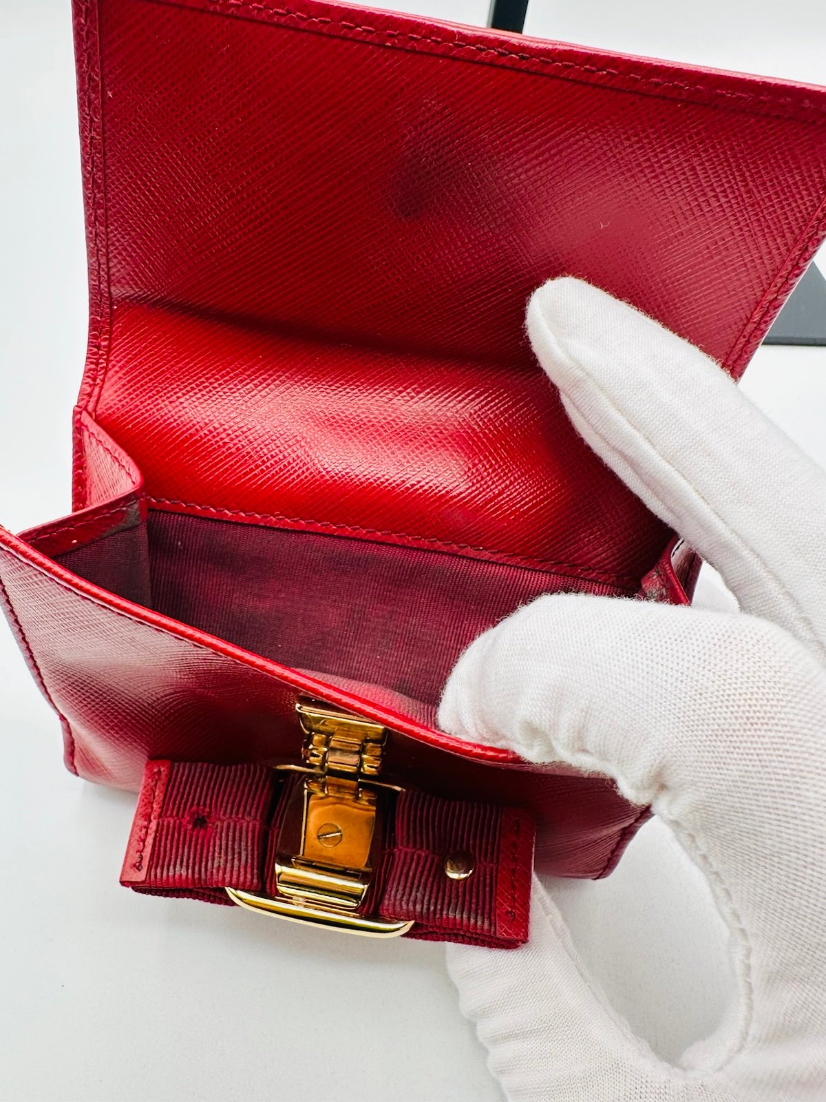 Pre-Owned Salvatore Ferragamo Gold Clasp Wallet
