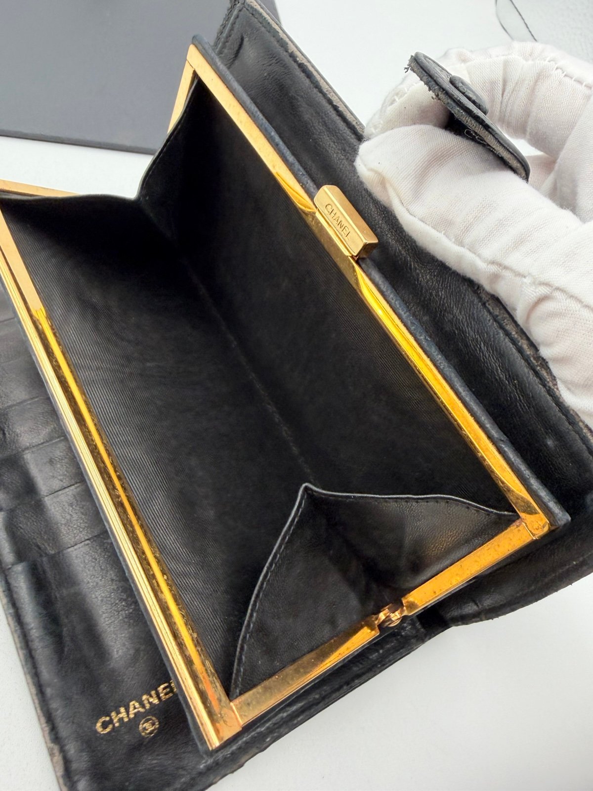 Pre-Owned Chanel Large Pebbled Leather Wallet