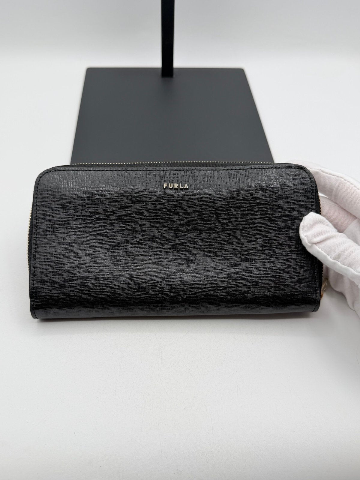 Pre-Owned Furla Leather Zip Around Wallet