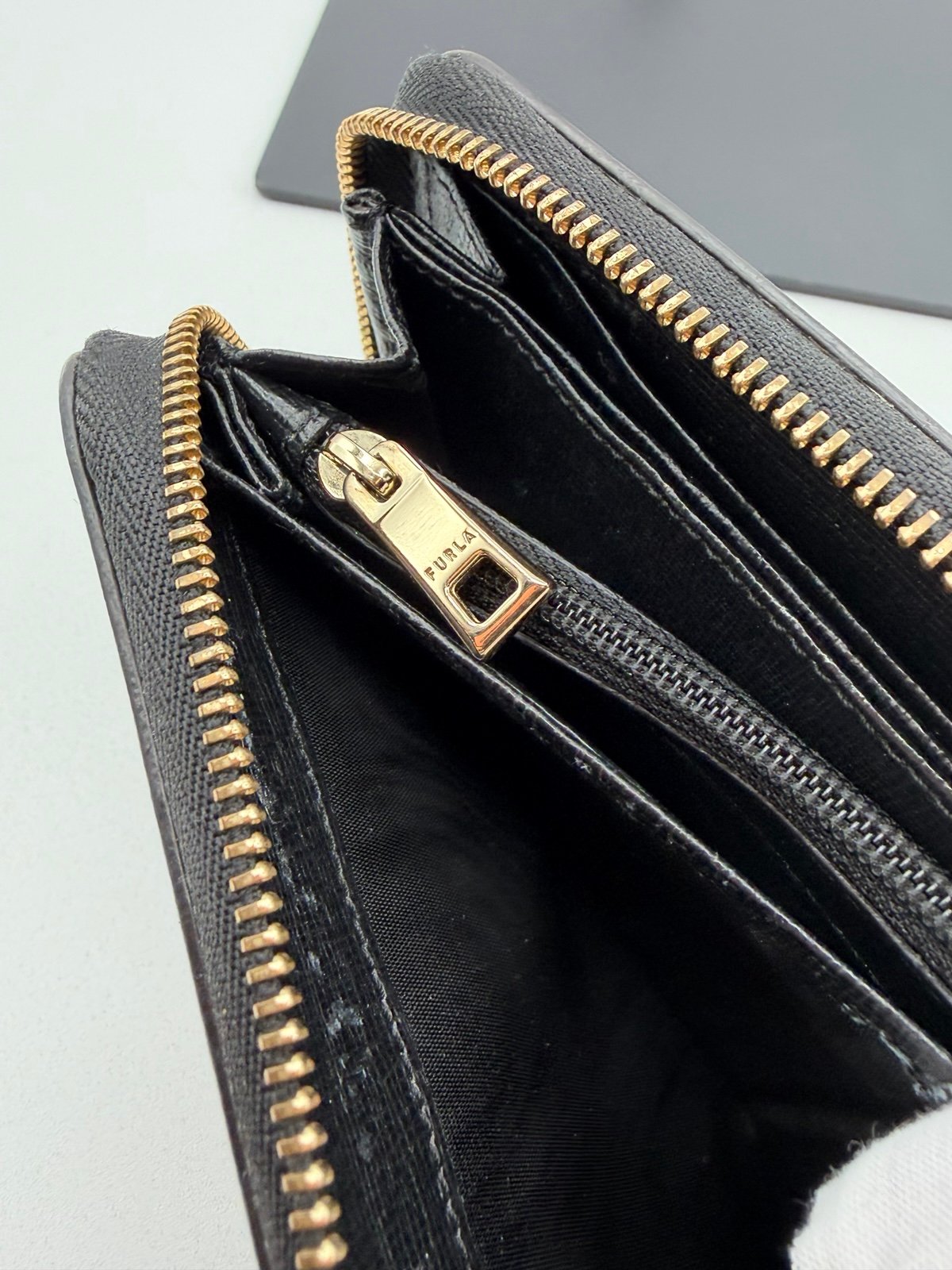 Pre-Owned Furla Leather Zip Around Wallet