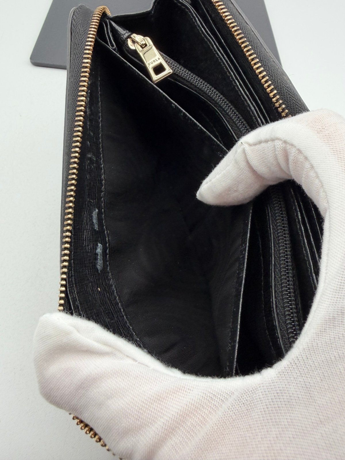 Pre-Owned Furla Leather Zip Around Wallet