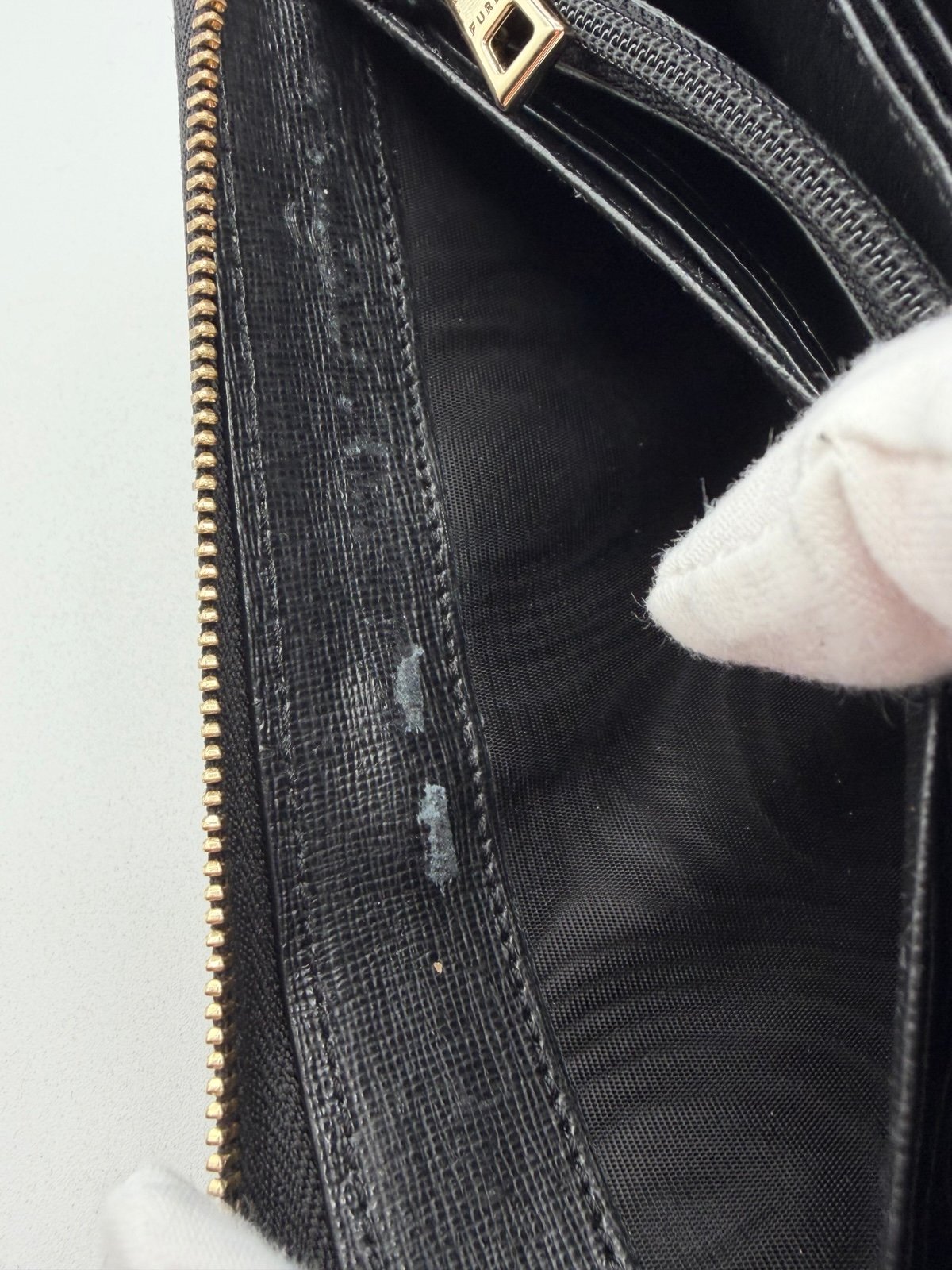 Pre-Owned Furla Leather Zip Around Wallet