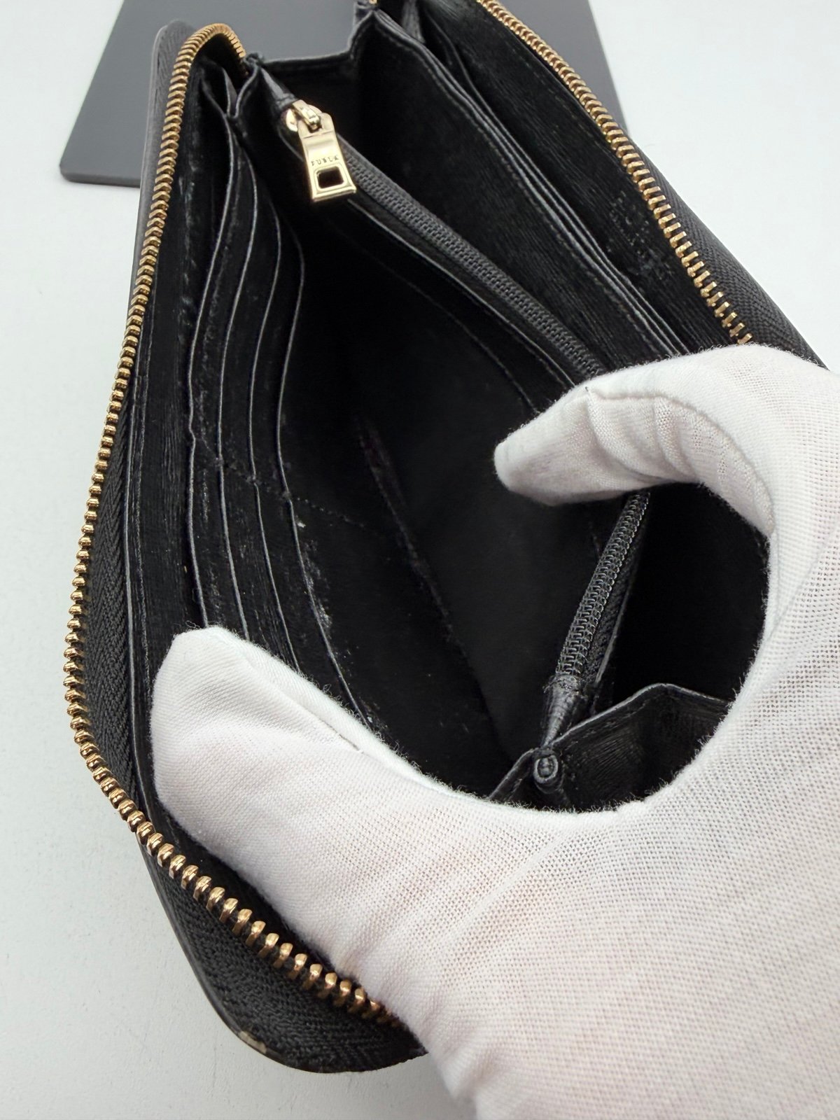 Pre-Owned Furla Leather Zip Around Wallet